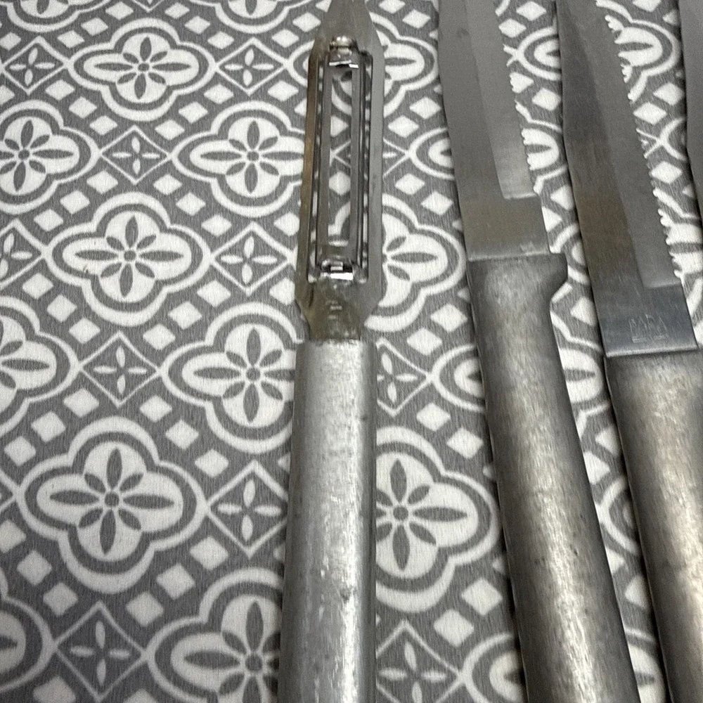 Rada 5 Knives Serrated & 1 Pealer Stainless Steel USA Made Silver. Aunts Estate.
